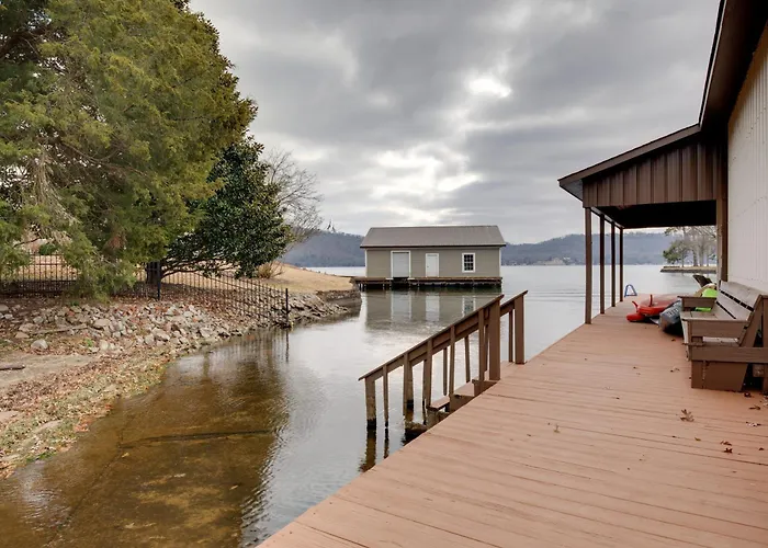 Lakefront Guntersville Apt W/ Shared Dock!