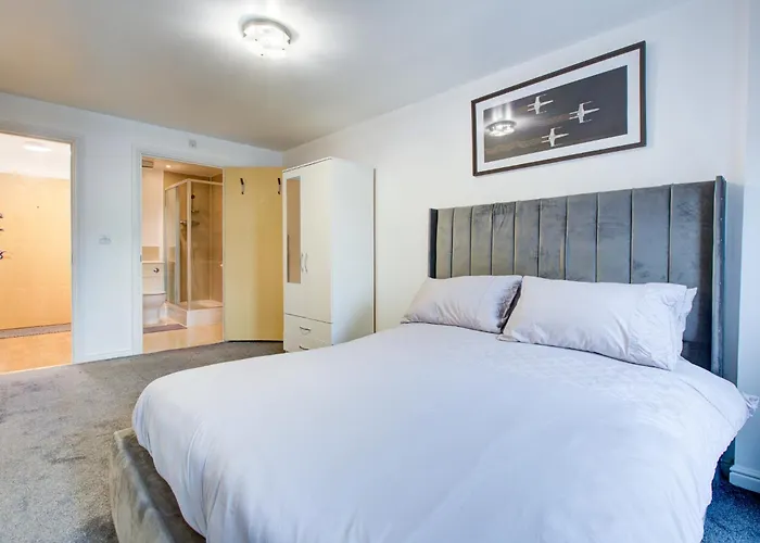 Newly Furnished Stunning 2 Bedroom Flat