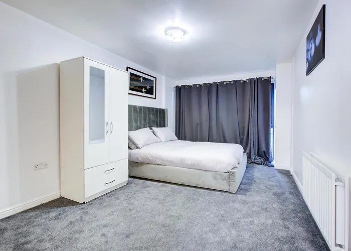 Newly Furnished Stunning 2 Bedroom Flat