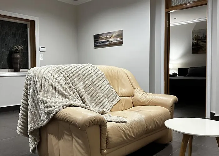 Luxury Vancouver Suite Near Skytrain With Direct Access To Yvr & Downtown