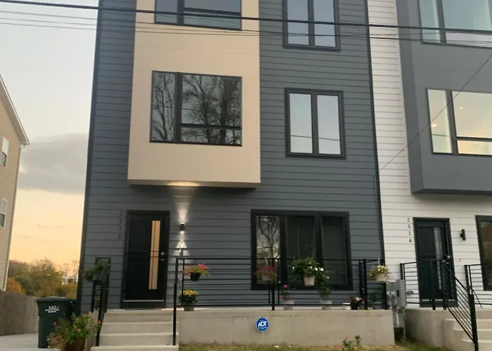 Private 2Br Apartment - Free Off Street Parking, Fast Wi-Fi & Laundry