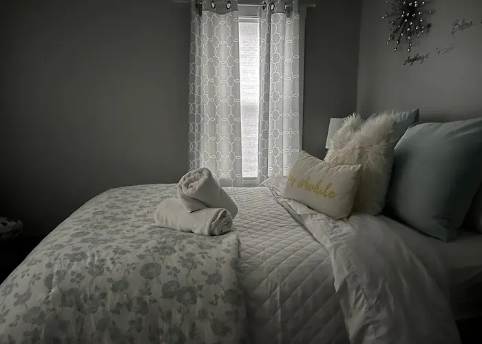 Peace of Cleveland: Pet-Friendly 2BR with Study