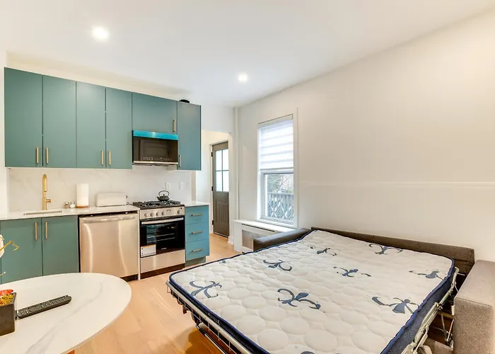 Centrally Located & Pet Friendly: Yonkers Studio!