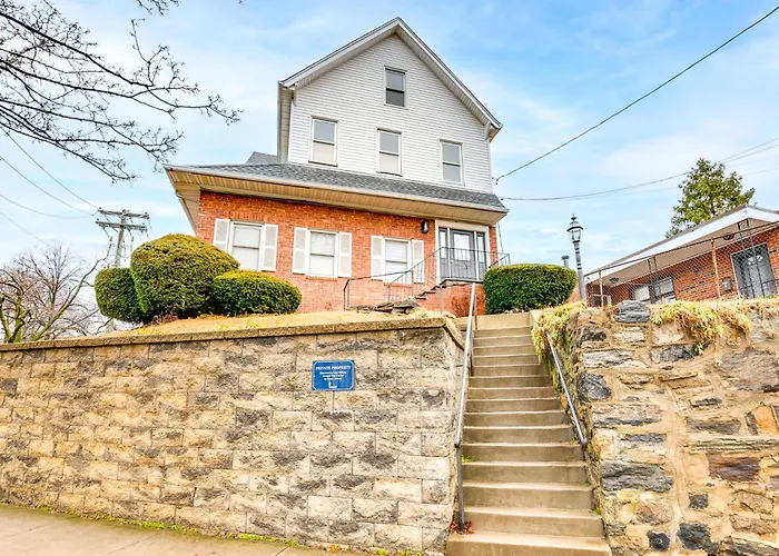 Centrally Located & Pet Friendly: Yonkers Studio!