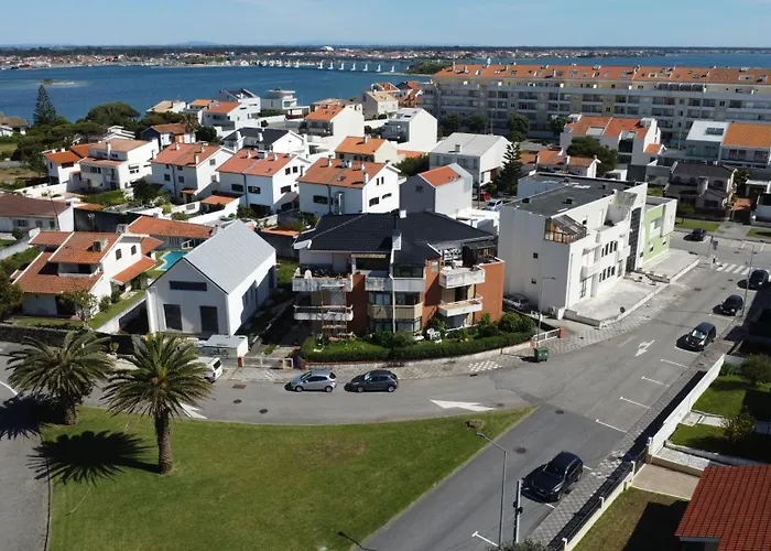 Modern & Comfy - Beach 4Min Walk, Balcony, 3 Bedroom