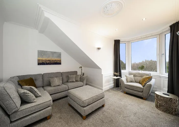 2-Bed Apartment Sleeps 5 - Near Royal Alexandria Hospital - Free Parking & Longs Stays Available