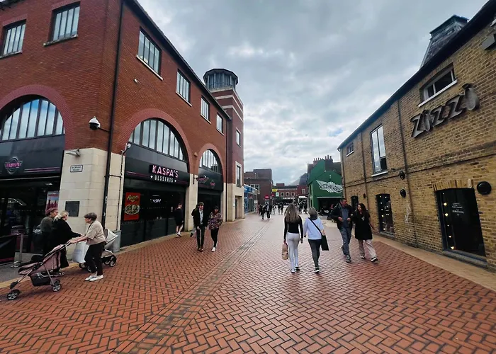 Chelmsford City Centre Modern Duplex With Parking, Wi-Fi & Netflix