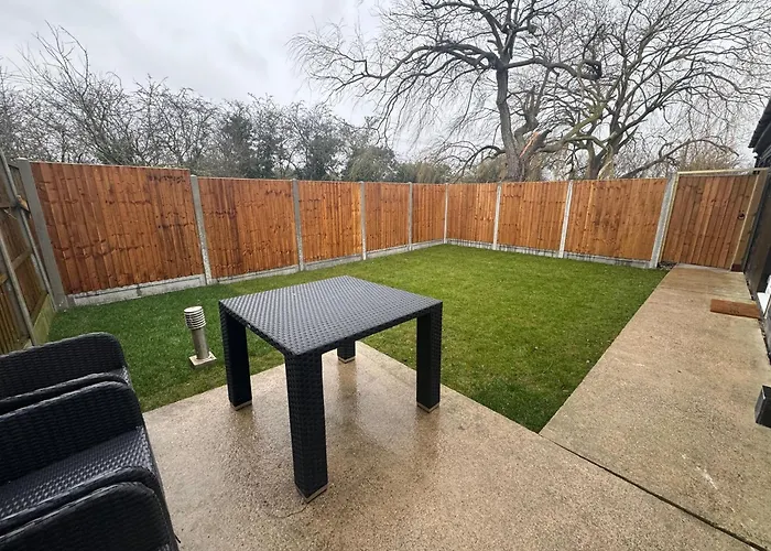 Private Cinema Studio Guest House With Garden