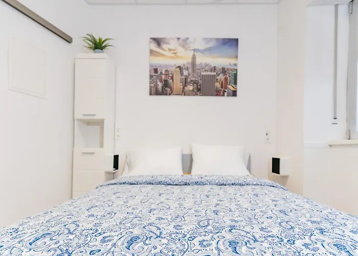 Private Room #3, Queen Bed, Self Check-In, Ground Floor, Ac, 2Min To Rab, No Kitchen