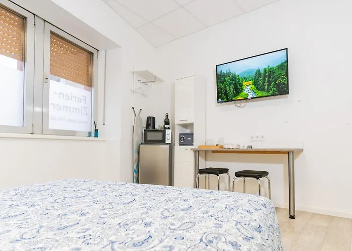 Private Room #3, Queen Bed, Self Check-In, Ground Floor, Ac, 2Min To Rab, No Kitchen