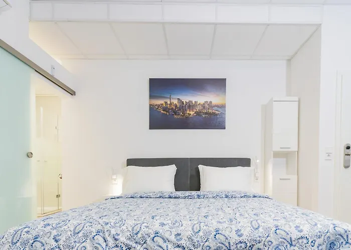 Private Room #2 With King & Single Bed, Self Check-In, Ground Floor, Ac, 2Min To Rab, No Kitchen