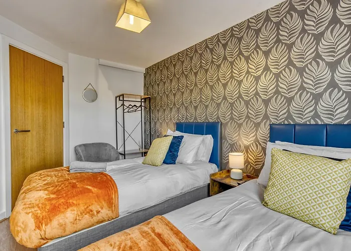 Cosy Central 2-Bed Flat City View & Parking