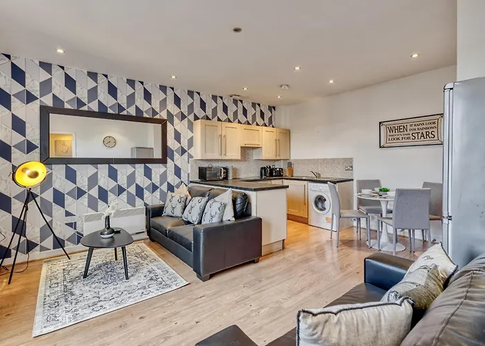 Cosy Central 2-Bed Flat City View & Parking