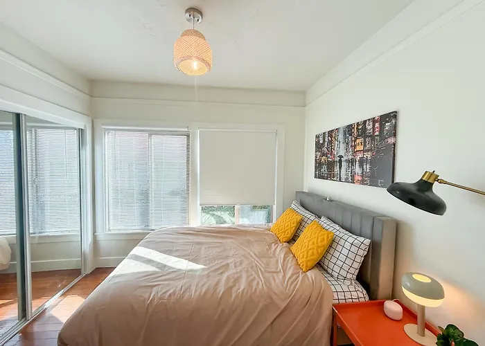 Bright, Modern & Artsy Space
