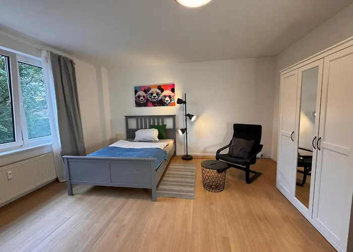 Fc-Apartmenthaus Falkensee Mit Grossem Garten Und Pkw Stellflaechen