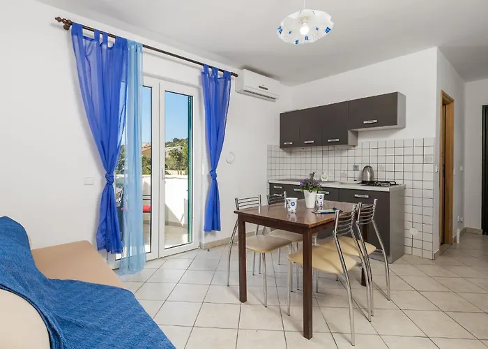 Cozy Apartment In Stara Novalja With Wifi