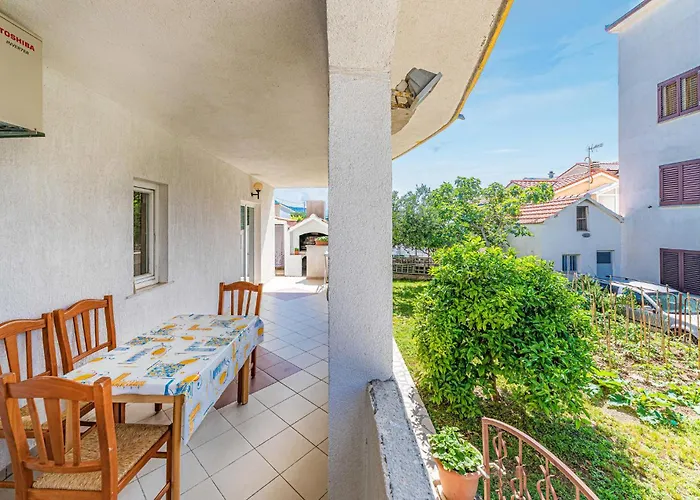 Amazing Apartment In Kastel Stari With Wifi