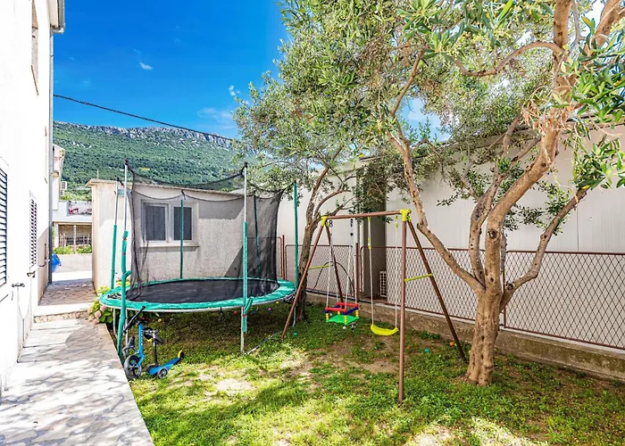 Amazing Apartment In Kastel Stari With Wifi