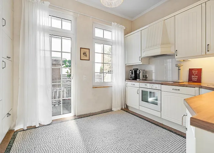 Cls Moderne Villa Bad Schwartau Mit Garten Fuer Bis Zu 6 Personen, 2 E-Ladesaeulen, 3 Parkplaetze, Loggia, Big Green Egg, Massagesessel, Kaffeevollautomat, Grosses Haus Zwischen Luebeck Und Ostsee, Ideale A1 Anbindung Nach Hamburg, Luebeck, Timmendor