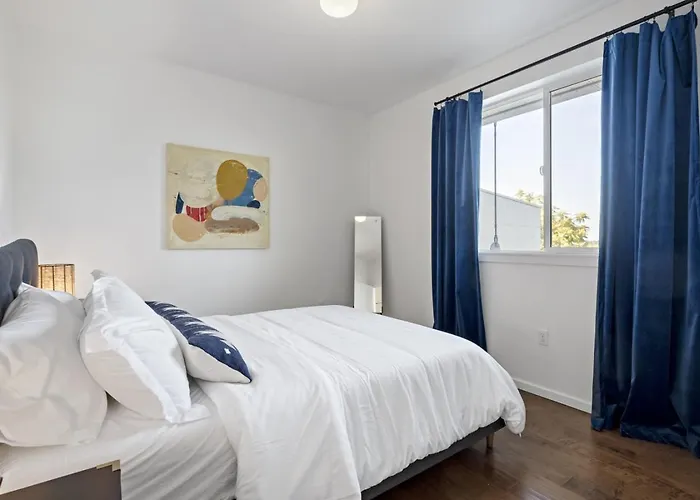 Pine At Evergreen - Boutique Hotel