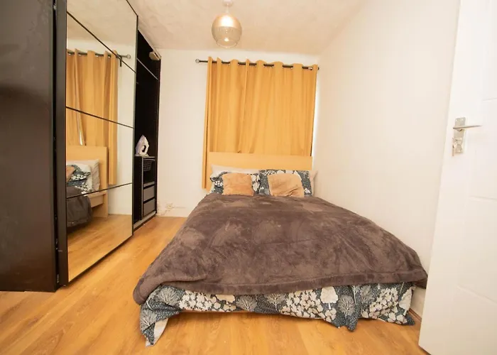 Three Bedroom House Newly Renovated Close To Gravesend Town Center Blue Water Stratford Westfield And 33 Mins To Kings Cross On Southeastern Javelin Line