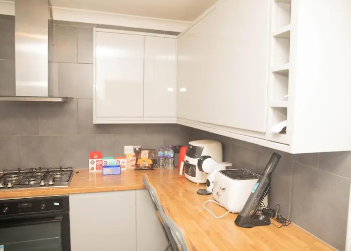 Three Bedroom House Newly Renovated Close To Gravesend Town Center Blue Water Stratford Westfield And 33 Mins To Kings Cross On Southeastern Javelin Line