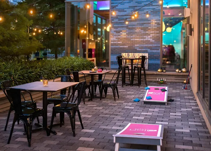 Hotels with pool Aloft Boston Seaport District