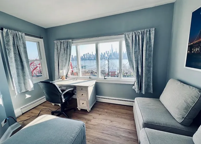Spacious 3-Bedroom Apartment Stunning Views Nyc
