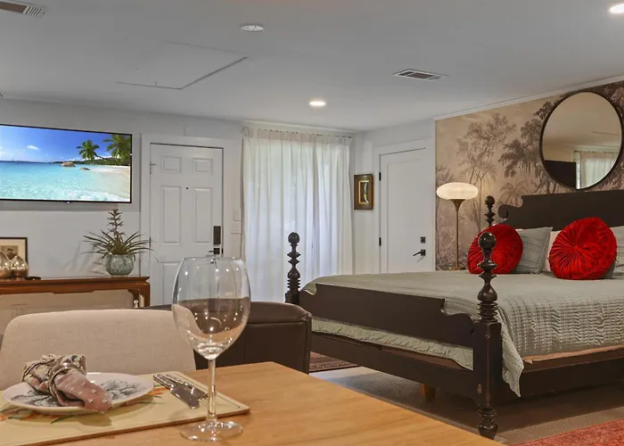 The Lilly- Enchanting Downtown Studio