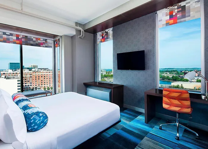 Hotels with pool Aloft Boston Seaport District