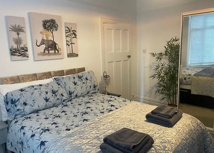 Right By Leigh Broadway Private Garden Large Ground Fl Apt