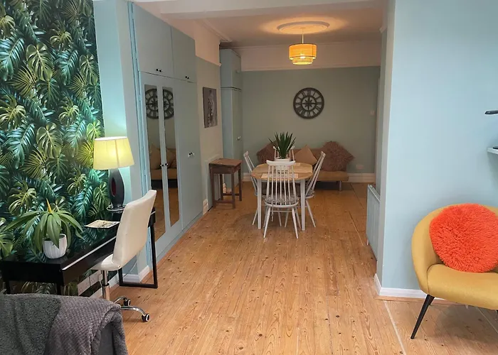 Right By Leigh Broadway Private Garden Large Ground Fl Apt