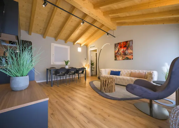 La Cort Apartments - Number 5