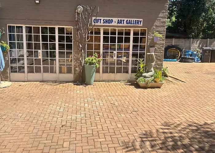 Artzys Private Flatlet 1Km To Olivedale Clinic