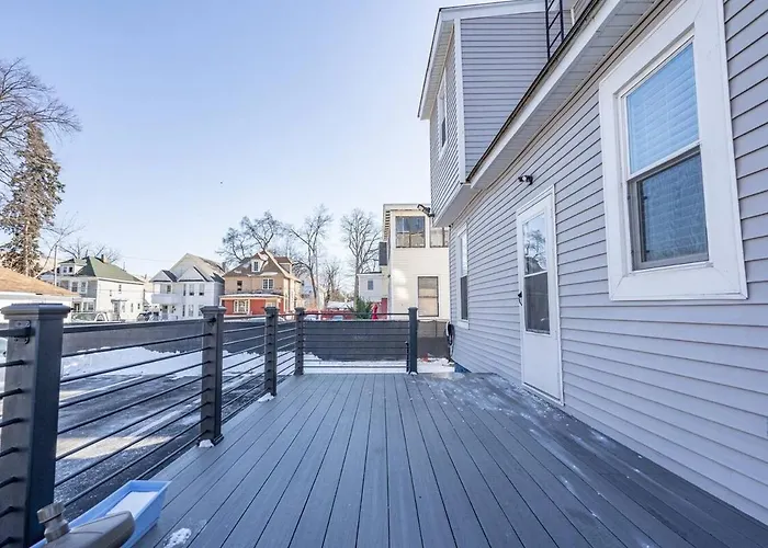 Modern 3 Bed Apt Parking W D