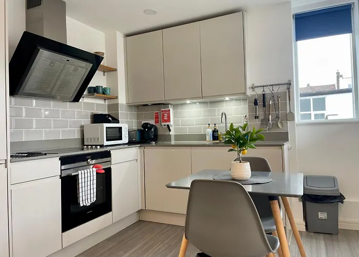 Central Leigh, On The Broadway, Private Gated Parking, Balcony
