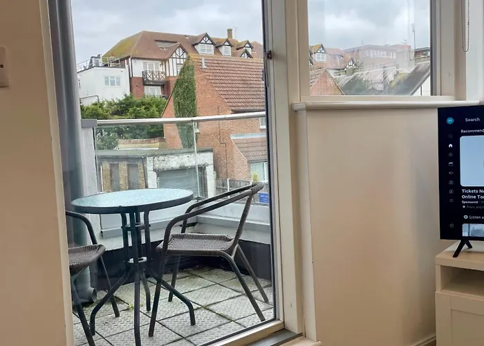 Central Leigh, On The Broadway, Private Gated Parking, Balcony