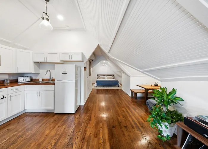 Historic Brick Loft - Downtown - Free Parking