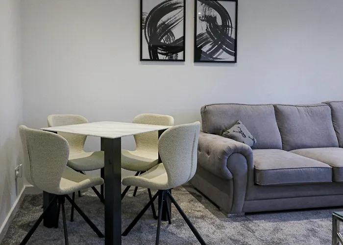 2-Bed Ground Floor Apartment Near Prestwick Airport With Private Parking - Long Stays Available