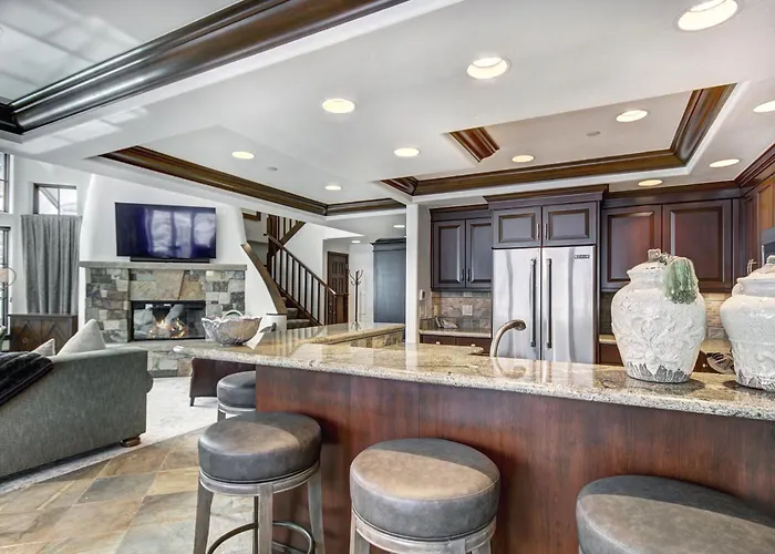 Luxury Ski-In 3 Bedroom Penthouse Inside Pines Lodge, Sleeps 10!