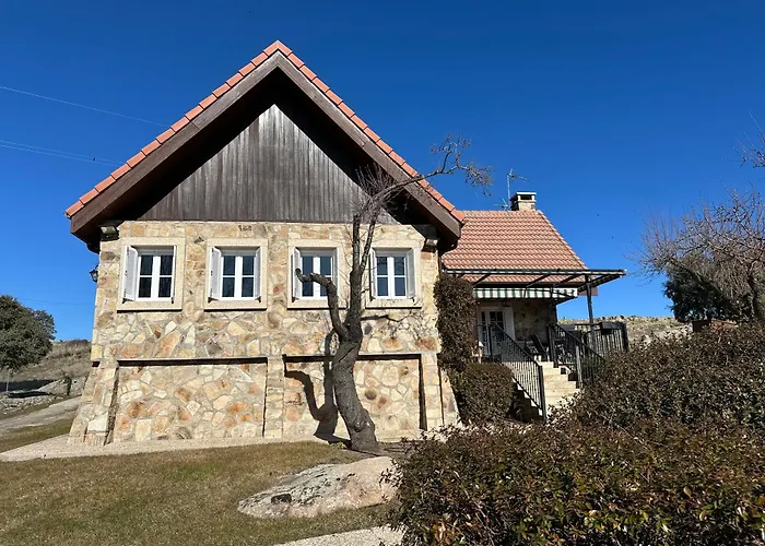 Una casita en el campo dentro de la ciudad