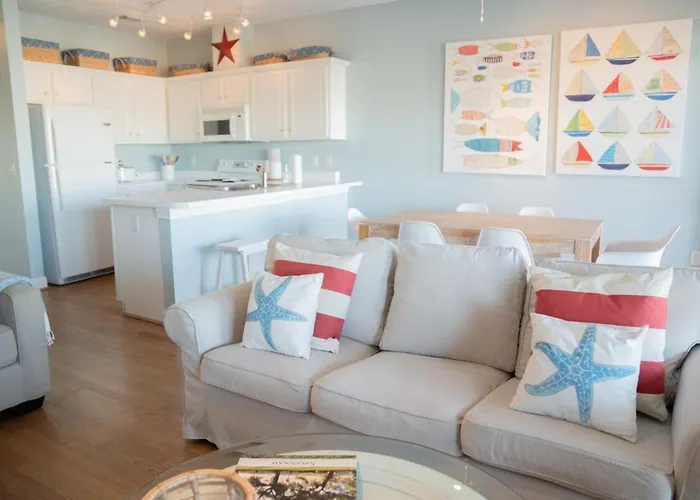 Nautical Nest: 2 Bed 2 Bath Condo Walk To Beach