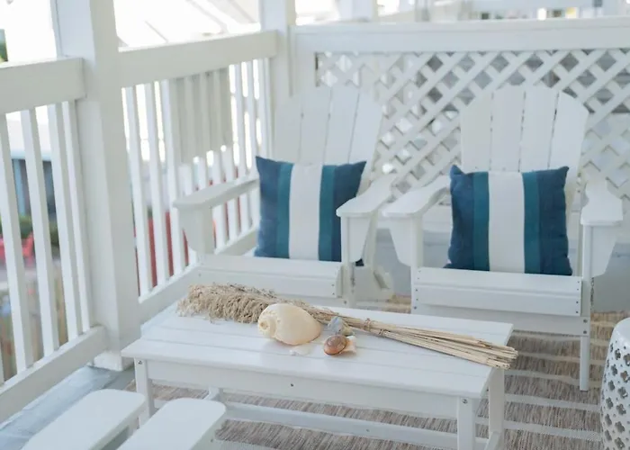 Nautical Nest: 2 Bed 2 Bath Condo Walk To Beach