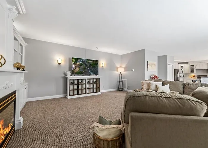 Penthouse Suite Right In The Heart Of Downtown - Trackside
