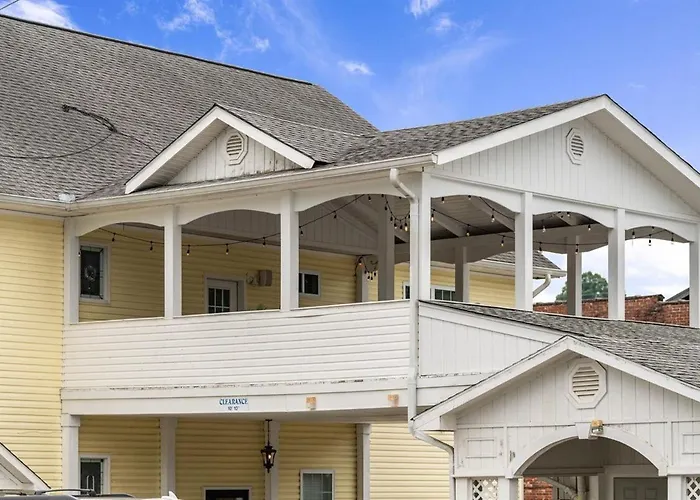 Charming Downtown Suite With Modern Comforts - Depot