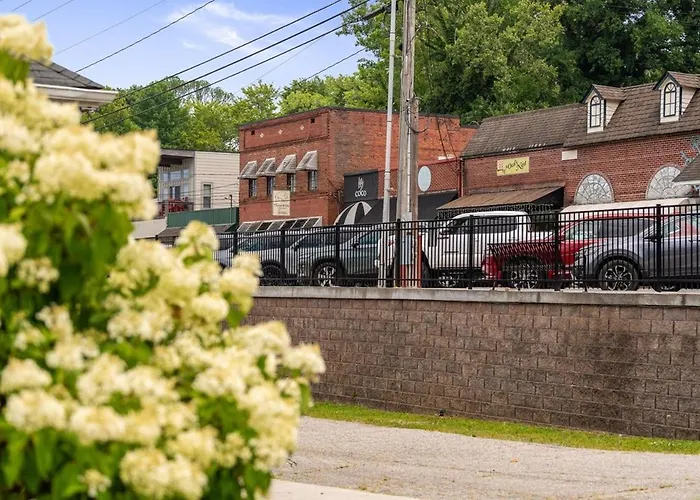 New King Bed,Suite,Downtown Br Southern Charm Boxcar