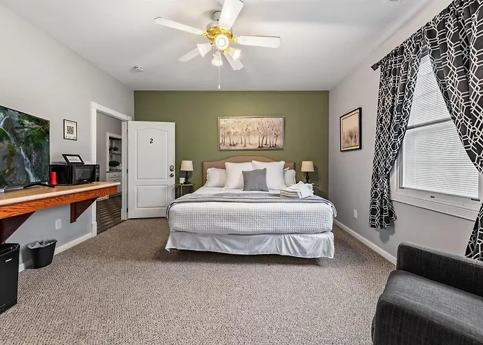 New King Bed,Suite,Downtown Br Southern Charm Boxcar