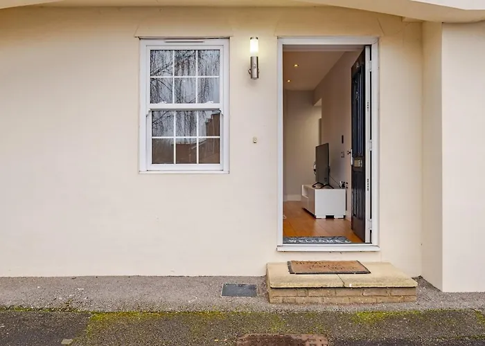 Lovely Central Brentwood Flat