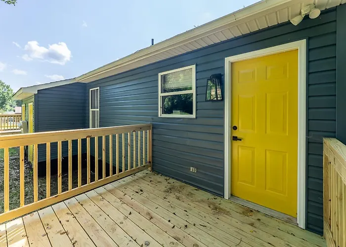 15% Off! Front Porch W/ Wi-Fi & Private Parking