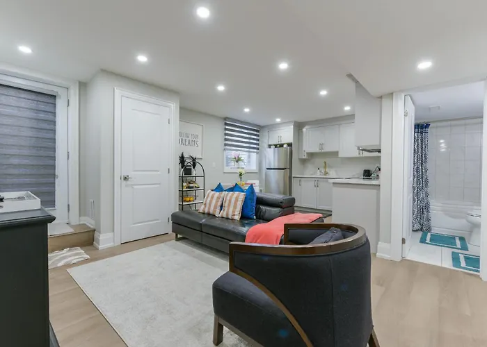 2 Bedroom Private Suite-Parking-Near Hospital And Airport